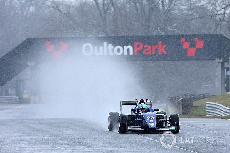 Billy Monger en su coche de carreras regreso a probar el Carlin MSV F&oacute;rmula 3
