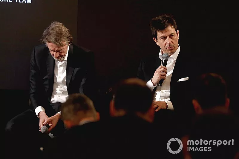 Sir Jim Ratcliffe presidente y director general del grupo qu&iacute;mico Ineos y Toto Wolff, Director Ejecutivo (Negocios), Mercedes AMG 