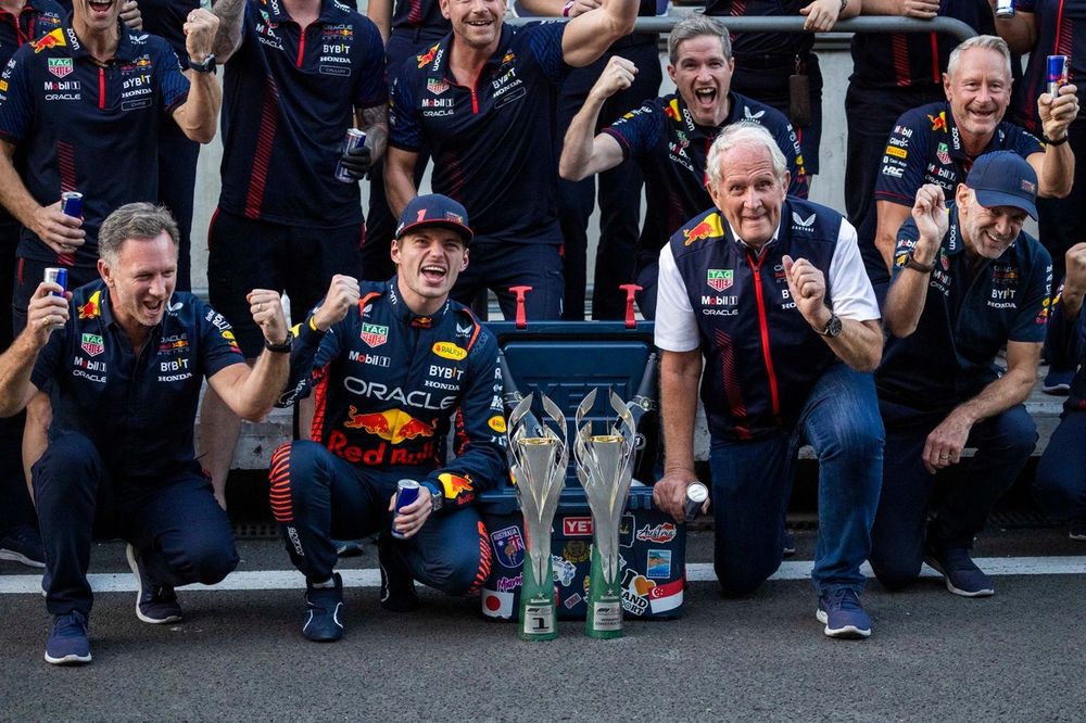 Max Verstappen, Red Bull Racing, 1st position, Helmut Marko, Consultant, Red Bull Racing, Adrian Newey, Chief Technology Officer, Red Bull Racing, the Red Bull Racing team