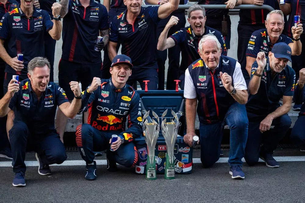 Max Verstappen, Red Bull Racing, 1st position, Helmut Marko, Consultant, Red Bull Racing, Adrian Newey, Chief Technology Officer, Red Bull Racing, the Red Bull Racing team