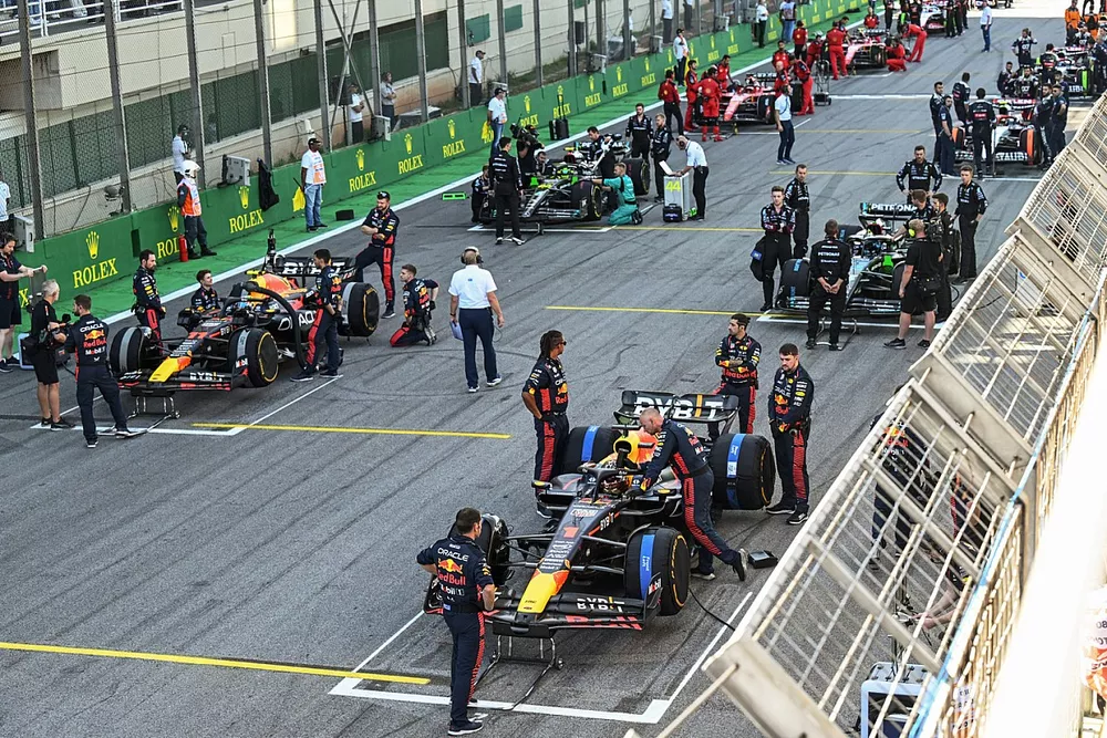 Mechanics on the Sprint grid with Max Verstappen, Red Bull Racing RB19, Sergio Perez, Red Bull Racing RB19, George Russell, Mercedes F1 W14, Lewis Hamilton, Mercedes F1 W14