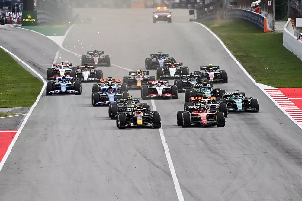 Max Verstappen, Red Bull Racing RB19, Carlos Sainz, Ferrari SF-23, Lewis Hamilton, Mercedes F1 W14, Lance Stroll, Aston Martin AMR23, Lando Norris, McLaren MCL60, de rest van het veld bij de start