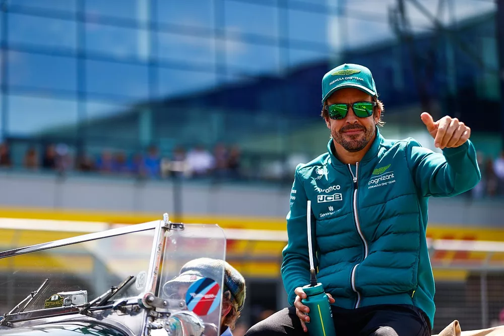 Fernando Alonso, Aston Martin F1 Team, en el desfile de pilotos