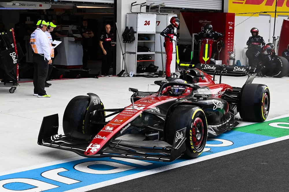 Arr&ecirc;t au stand de Zhou Guanyu, Alfa Romeo C43