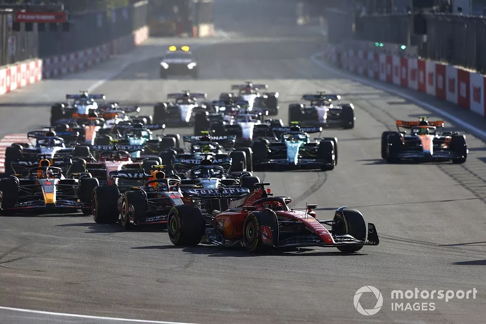 Charles Leclerc, Ferrari SF-23, Sergio Perez, Red Bull Racing RB19, George Russell, Mercedes F1 W14, Max Verstappen, Red Bull Racing RB19, the rest of the field at the start of the Sprint