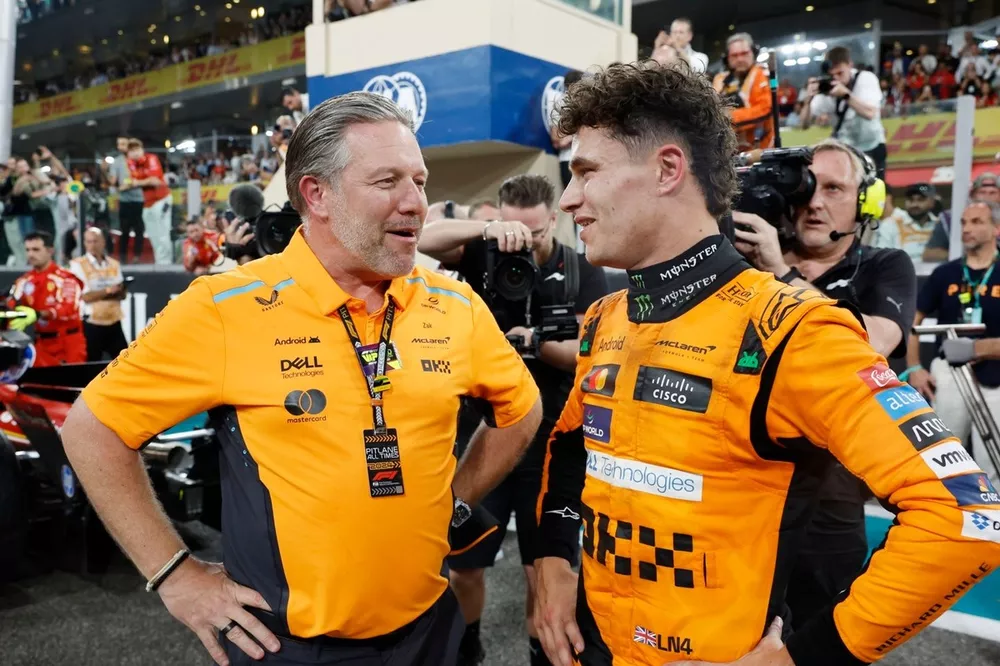 Zak Brown, CEO, McLaren Racing, Lando Norris, McLaren F1 Team, 1&egrave;re position, c&eacute;l&egrave;brent apr&egrave;s la course