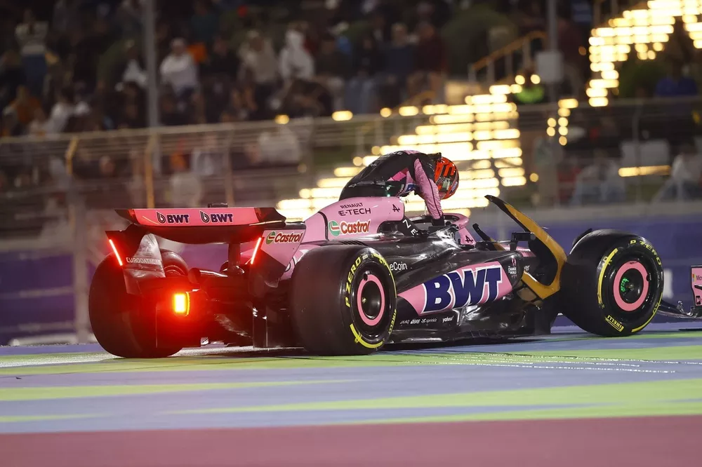 Esteban Ocon, Alpine A524, apr&egrave;s son crash au d&eacute;part