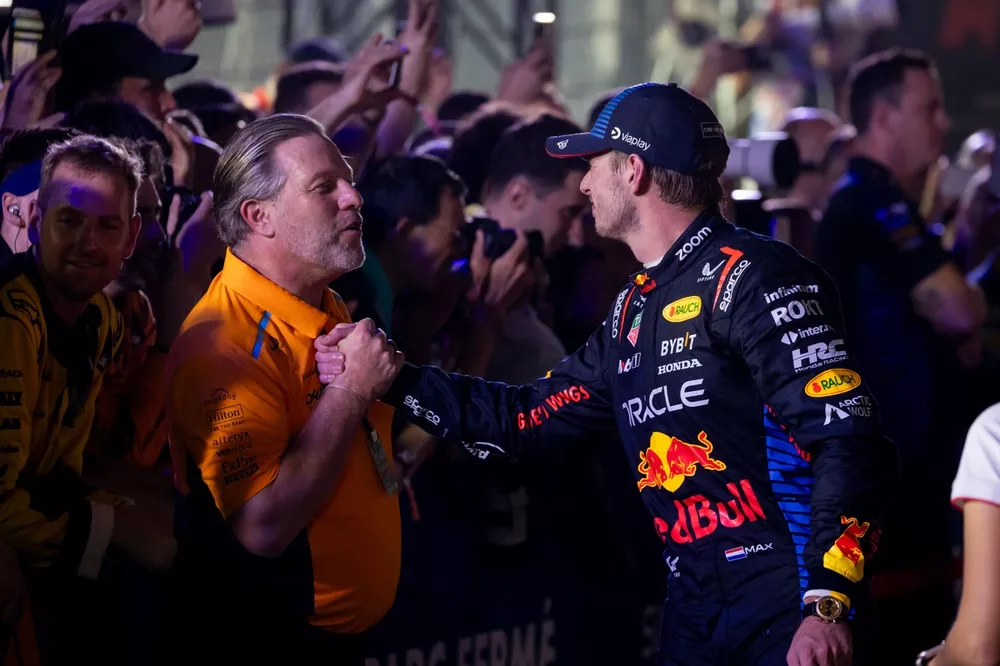 Zak Brown, CEO de McLaren Racing, y Max Verstappen, Red Bull Racing, se felicitan