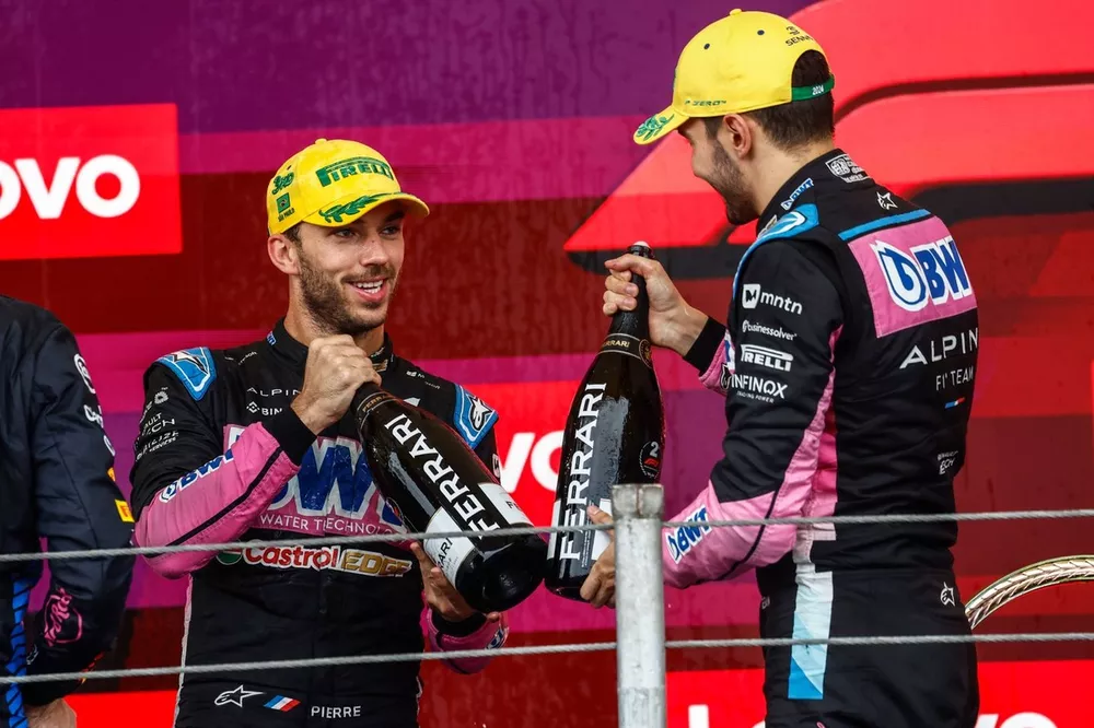 Max Verstappen, Red Bull Racing, vainqueur, Pierre Gasly, Alpine F1 Team, troisième, Esteban Ocon, Alpine F1 Team, deuxième, sur le podium