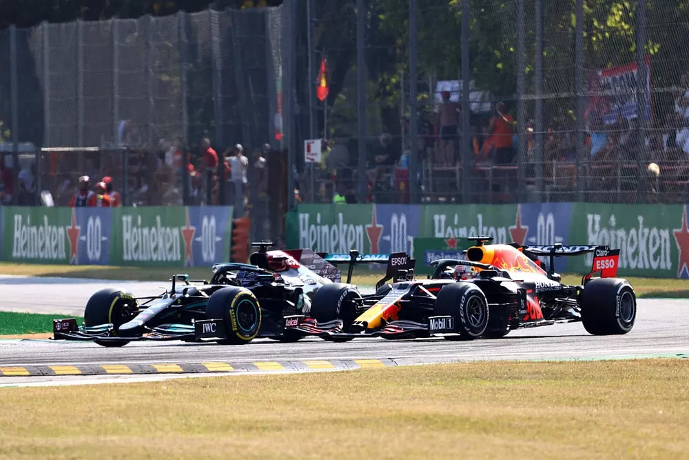 Lewis Hamilton, Mercedes W12, se bat avec Max Verstappen, Red Bull Racing RB16B