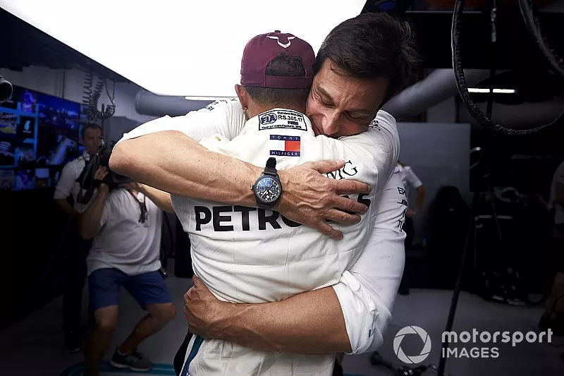 Toto Wolff, Executive Director (Business), Mercedes AMG, en Lewis Hamilton, Mercedes AMG F1, vieren de pole