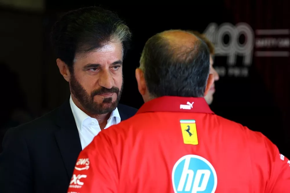  Mohammed ben Sulayem, presidente de la FIA con Frederic Vasseur, director de Ferrari
