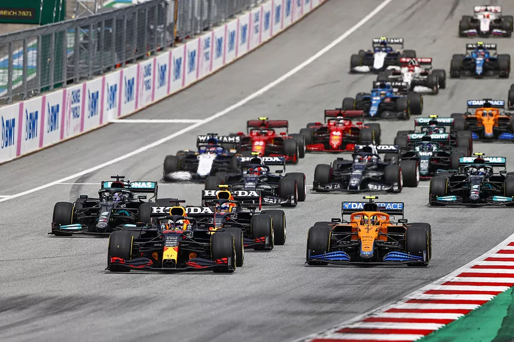 Max Verstappen, Red Bull Racing RB16B, Lando Norris, McLaren MCL35M, Sergio Perez, Red Bull Racing RB16B, Lewis Hamilton, Mercedes W12, Pierre Gasly, AlphaTauri AT02, and the rest of the field at the start