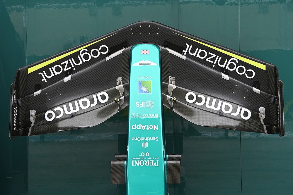 Detalle del frente y del alerón delantero del Aston Martin AMR22