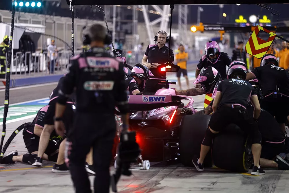 Esteban Ocon, Alpine A523, en boxes durante la FP2