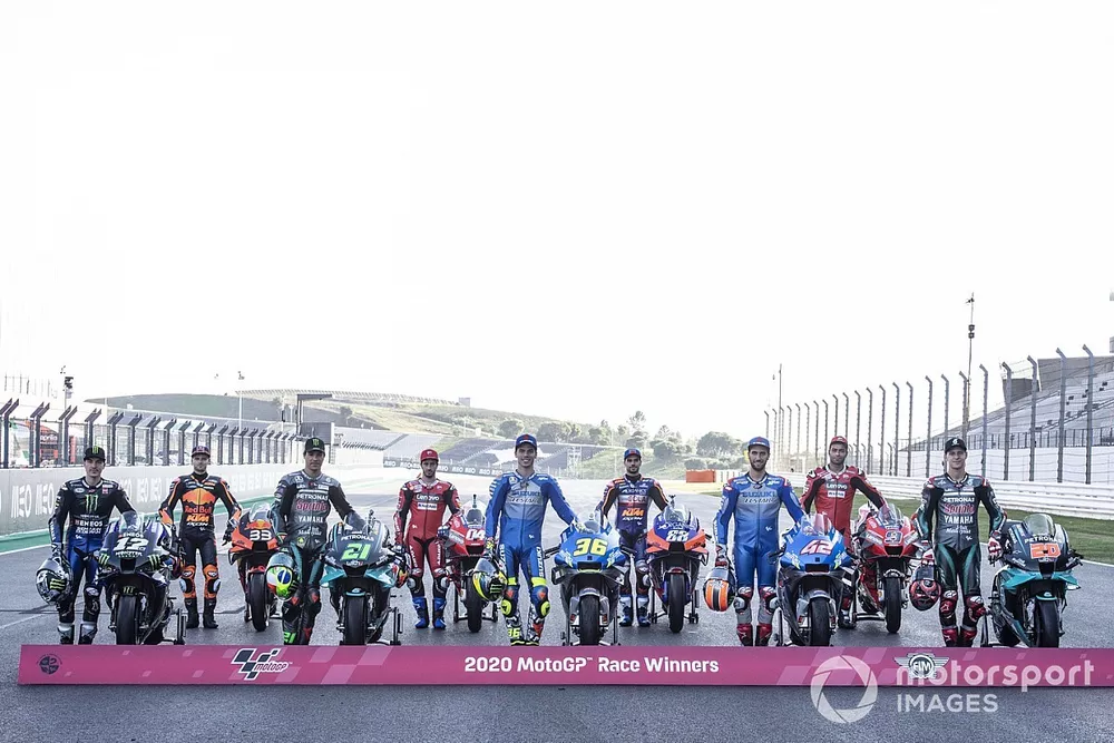 Negen winnaars in 2020: Maverick Vinales, Yamaha Factory Racing, Brad Binder, Red Bull KTM Factory Racing, Franco Morbidelli, Petronas Yamaha SRT, Andrea Dovizioso, Ducati Team, Joan Mir, Team Suzuki MotoGP, Miguel Oliveira, Red Bull KTM Tech 3, Alex Rins, Team Suzuki MotoGP, Danilo Petrucci, Ducati Team, Fabio Quartararo, Petronas Yamaha SRT