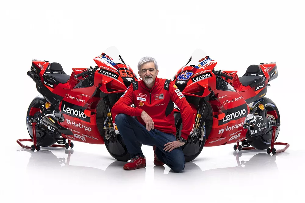 Gigi Dall'Igna, directeur g&eacute;n&eacute;ral Ducati Corse, avec la Ducati Desmosedici GP21
