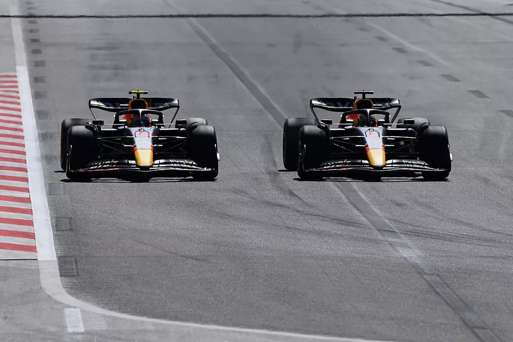 Max Verstappen, Red Bull Racing RB18, passe Sergio Perez, Red Bull Racing RB18