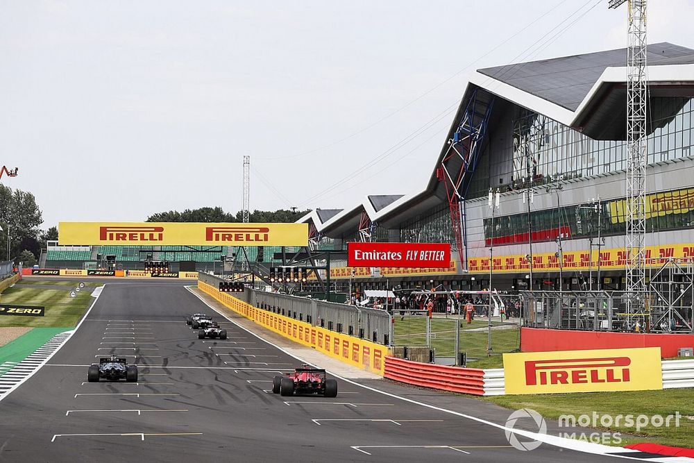 Los pilotos practican la salida en Silverstone