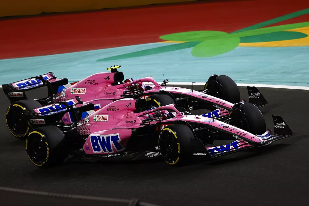 Fernando Alonso, Alpine A522, battles with Esteban Ocon, Alpine A522