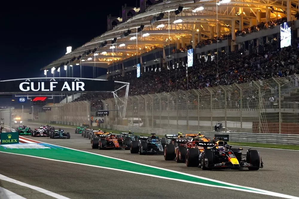 Race start
Max Verstappen, Red Bull Racing RB20 the field