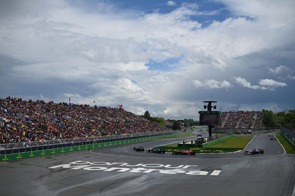 Lance Stroll, Aston Martin AMR24, Charles Leclerc, Ferrari SF-24 