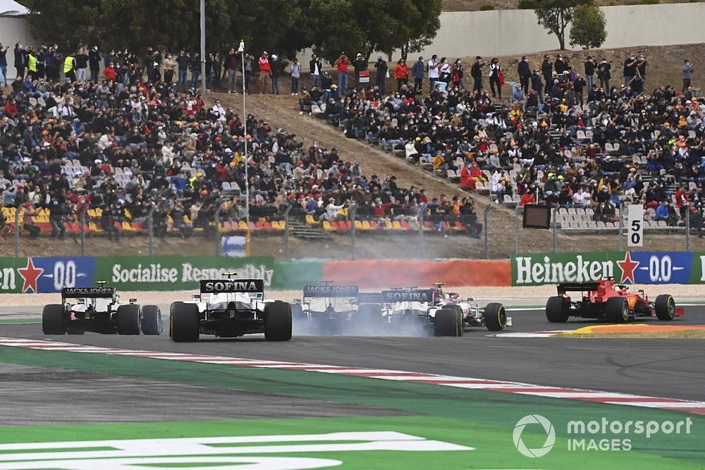 Nicholas Latifi, Williams FW43, chases the pack at the start