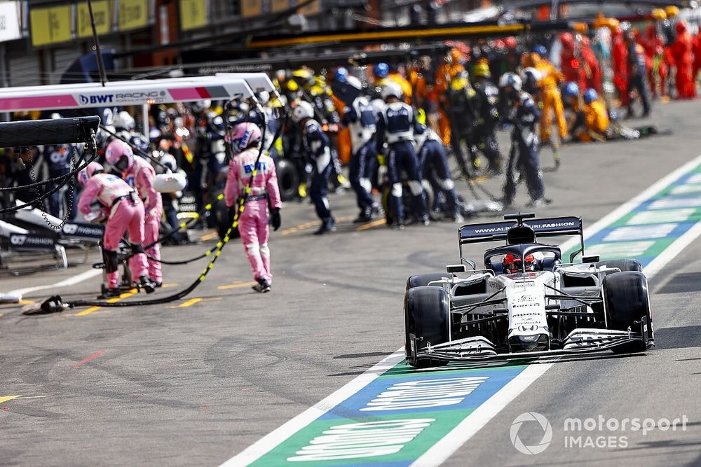 Daniil Kvyat, AlphaTauri AT01, in the pit lane