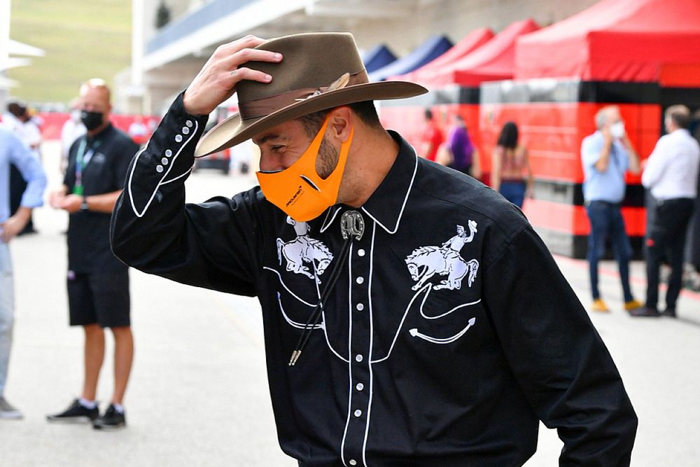 Daniel Ricciardo, de McLaren, vestido de Cowboy 