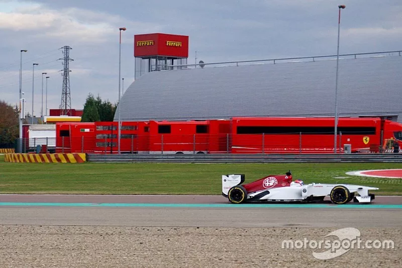 La piloto colombiana de carreras Tatiana Calder&oacute;n en la prueba con el Sauber F1 C32