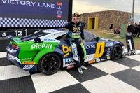 Bueno supera Camilo e Tito e vence no Velocitta e fatura primeira na NASCAR Brasil