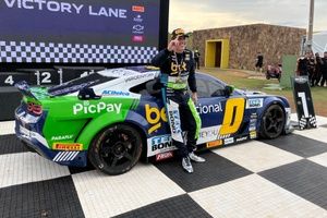 Bueno supera Camilo e Tito e vence no Velocitta e fatura primeira na NASCAR Brasil