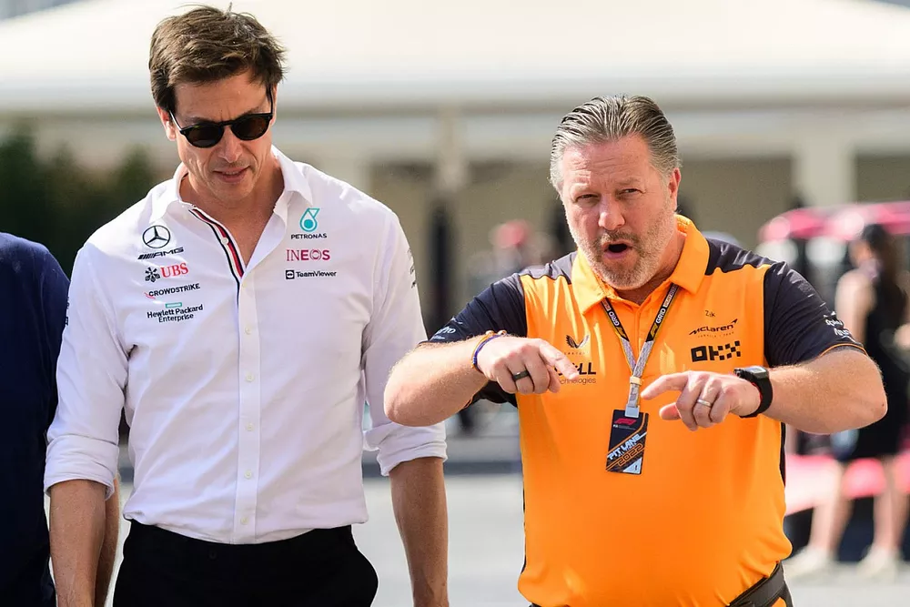 Toto Wolff, director del equipo y consejero delegado de Mercedes AMG, Zak Brown, consejero delegado de McLaren Racing