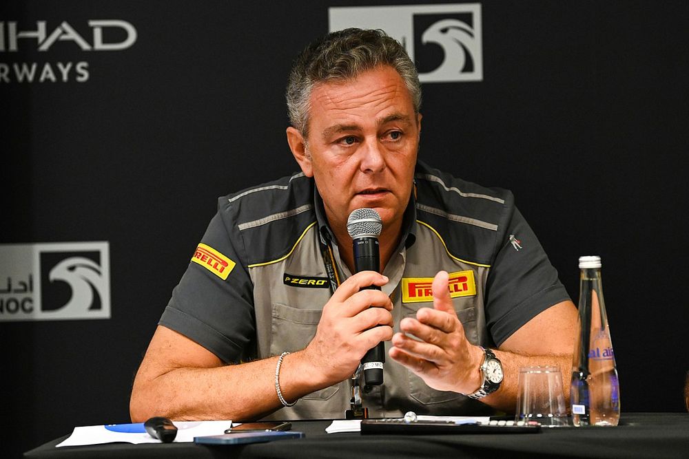 Mario Isola, director de carreras de Pirelli Motorsport, ofrece una rueda de prensa