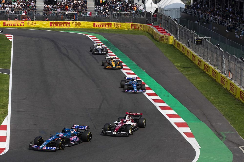 Fernando Alonso, Alpine A522, Valtteri Bottas, Alfa Romeo C42, Esteban Ocon, Alpine A522