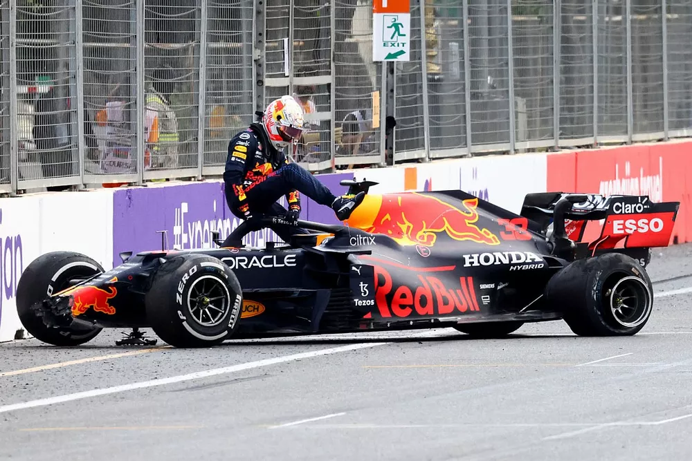 Max Verstappen, Red Bull Racing, sort de sa voiture apr&egrave;s son crash