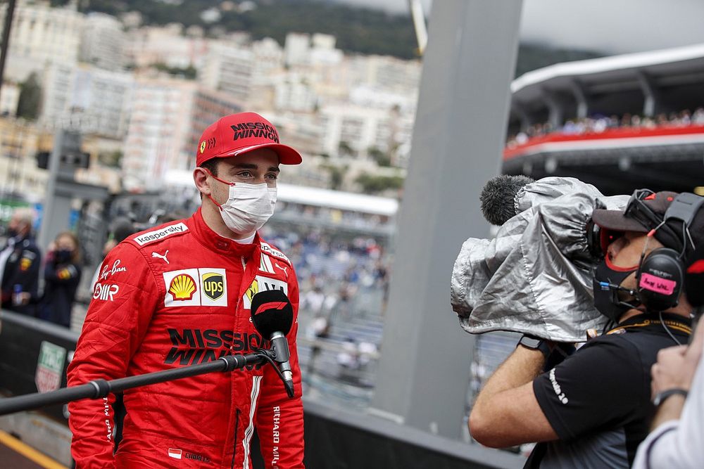El ganador de la pole, Charles Leclerc, de Ferrari, es entrevistado tras la clasificaci&oacute;n