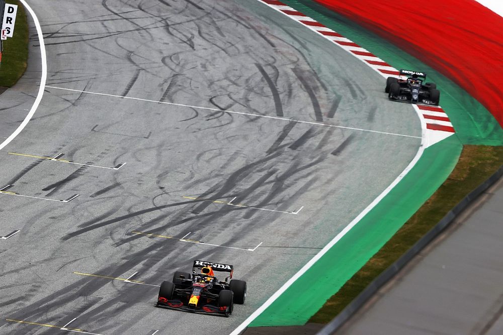 Max Verstappen, Red Bull Racing RB16B, Yuki Tsunoda, AlphaTauri AT02