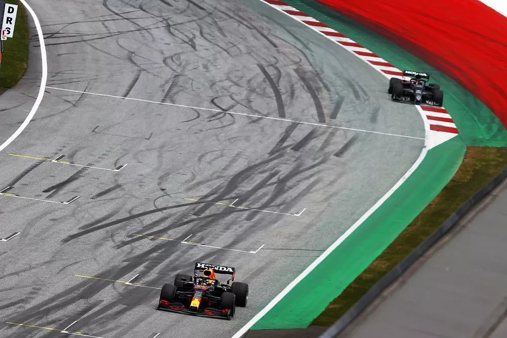 Max Verstappen, Red Bull Racing RB16B, Yuki Tsunoda, AlphaTauri AT02