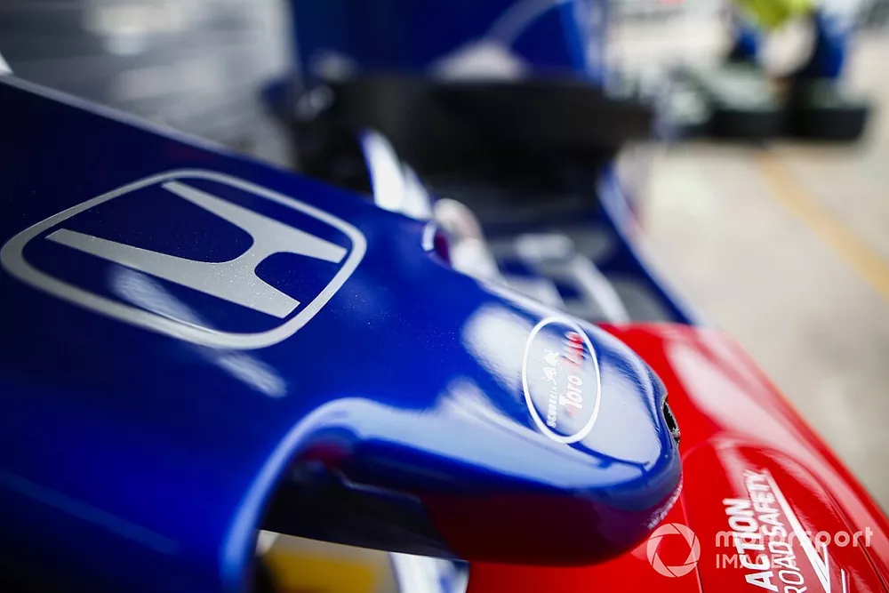 Un logo Toro Rosso sur le museau d'une Toro Rosso STR13