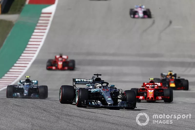 Lewis Hamilton, Mercedes AMG F1 W09 EQ Power+, devant Kimi Raikkonen, Ferrari SF71H, Valtteri Bottas, Mercedes AMG F1 W09 EQ Power+, Daniel Ricciardo, Red Bull Racing RB14, Sebastian Vettel, Ferrari SF71H, et le reste du peloton dans le tour de formation