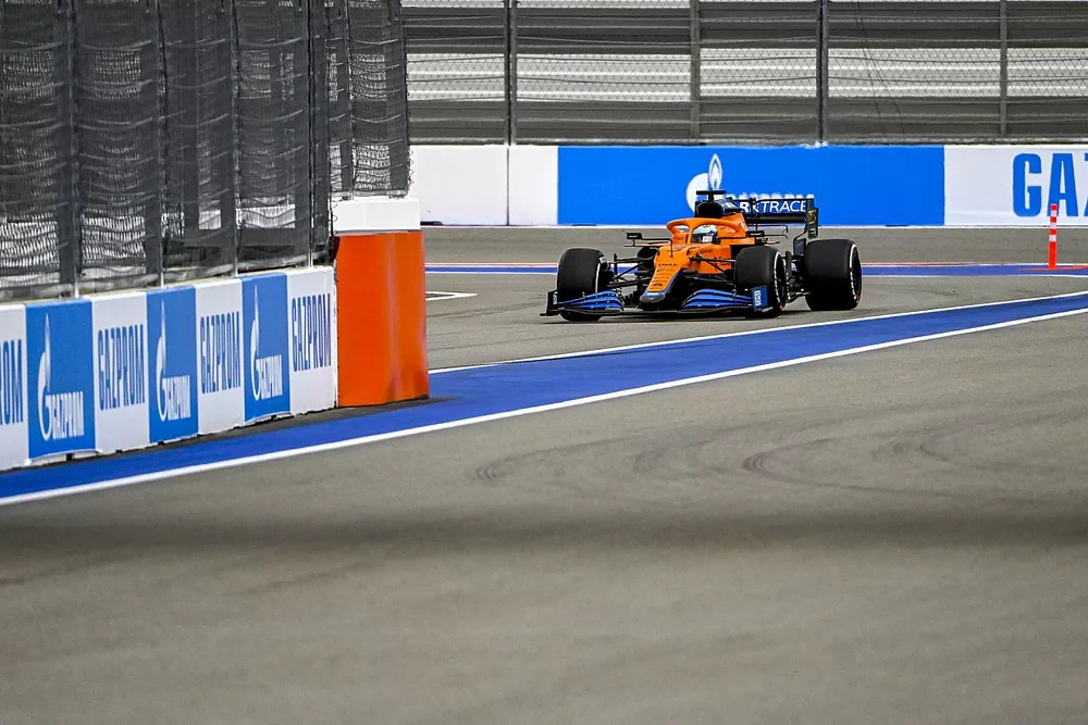 Daniel Ricciardo, McLaren MCL35M, entre dans les stands