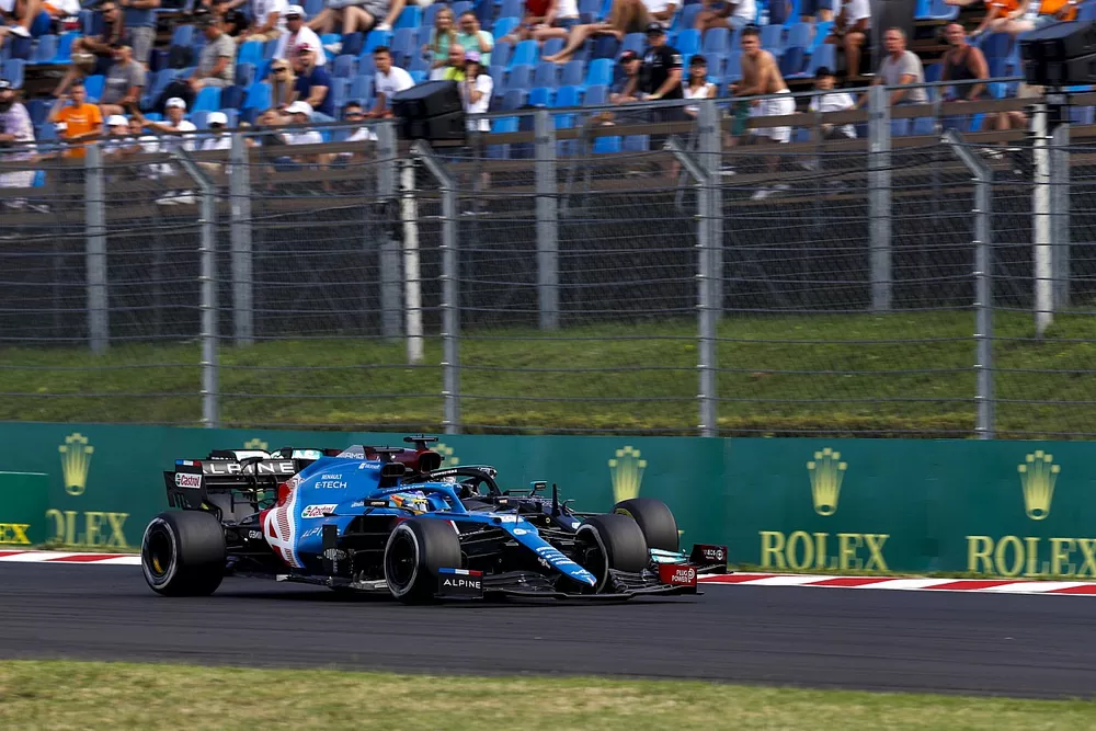 Fernando Alonso, Alpine A521, lucha con Lewis Hamilton, Mercedes W12
