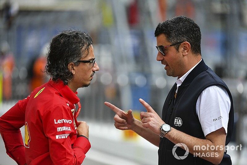 Michael Masi, director de carrera, habla con Laurent Mekies, director deportivo de Ferrari 