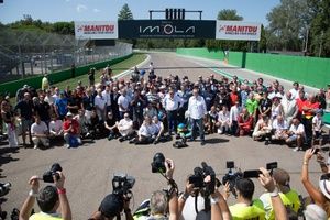 El Minardi Day marca un récord con 20.000 espectadores y 700 coches