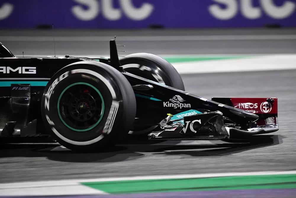 Da&ntilde;os aler&oacute;n delantero de Lewis Hamilton, Mercedes W12