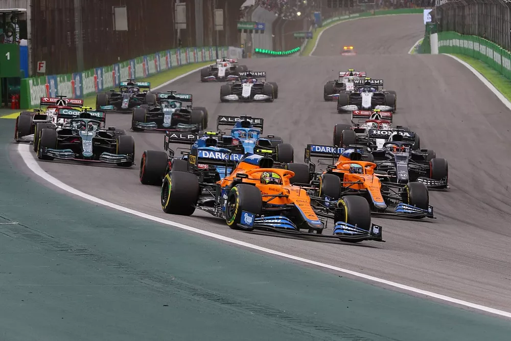 Lando Norris, McLaren MCL35M, Daniel Ricciardo, McLaren MCL35M, Esteban Ocon, Alpine A521, Fernando Alonso, Alpine A521, and the remainder of the field at the start