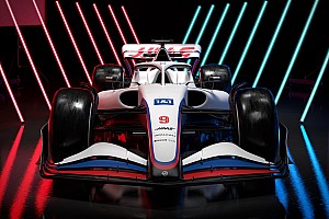 1/2 ヘルメット ハース フェラーリ F1 VF-22 マグヌッセン 2022