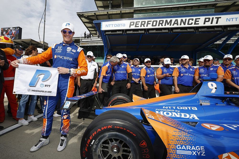 El ganador del premio de la pole, Scott Dixon, Chip Ganassi Racing Honda, celebra su premio de la pole