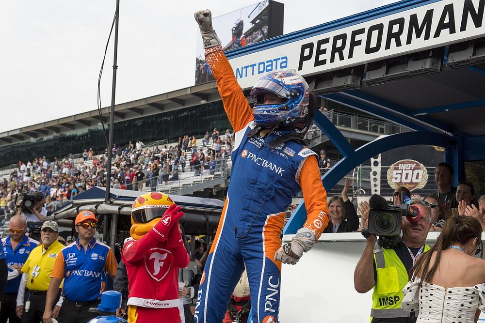 El ganador de la pole, Scott Dixon, celebra con Chip Ganassi Racing Honda